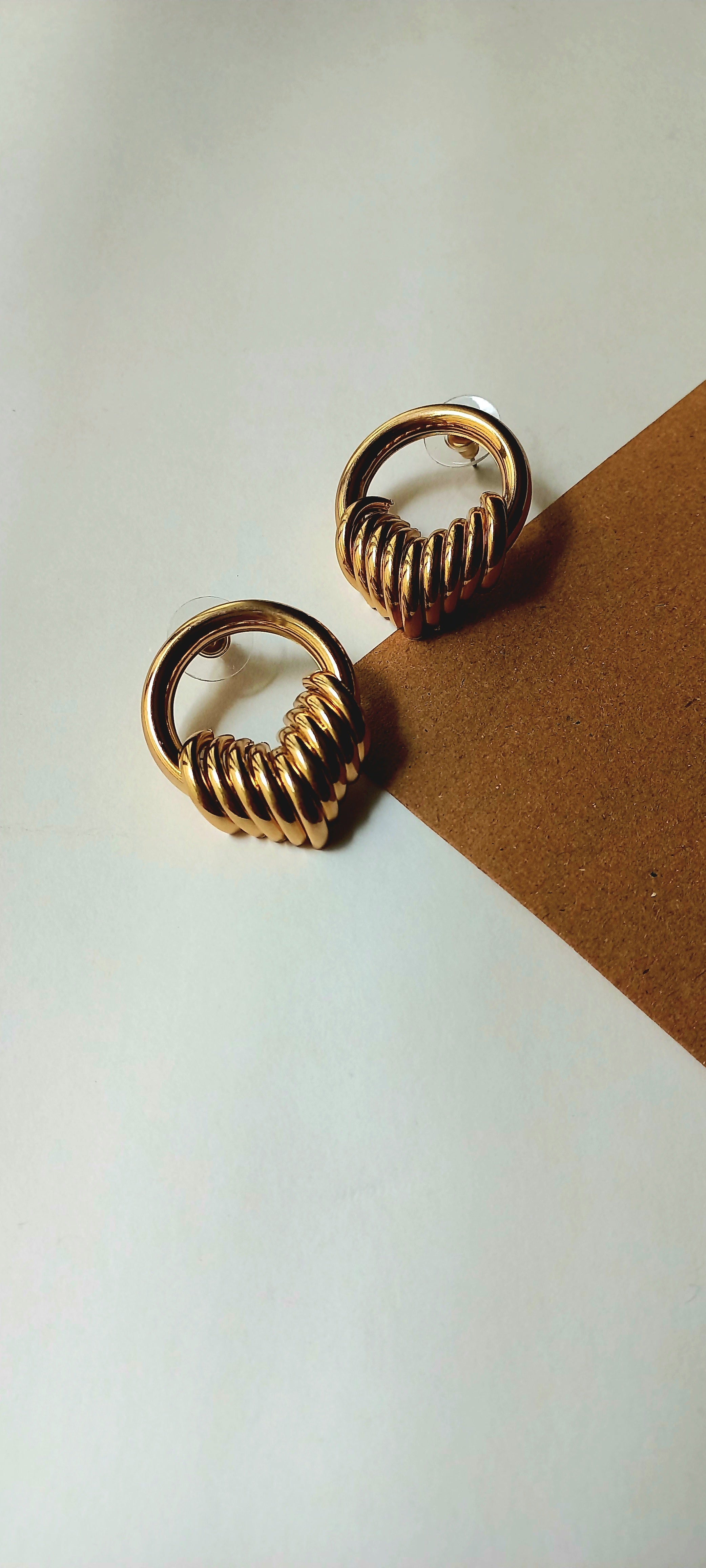 Ribbed Hoop Earring – Golden