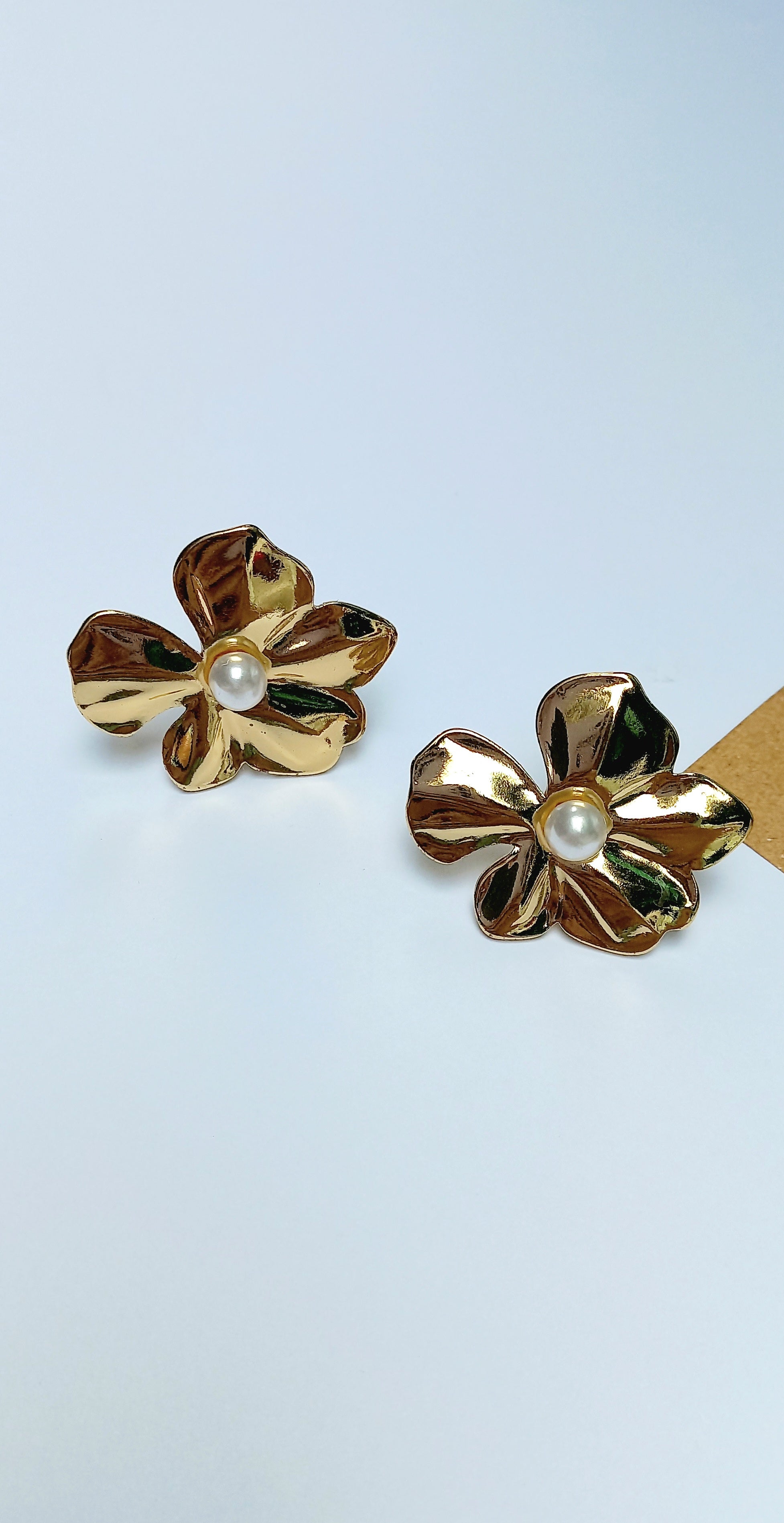 Flower Stud Earring with Pearl -Golden