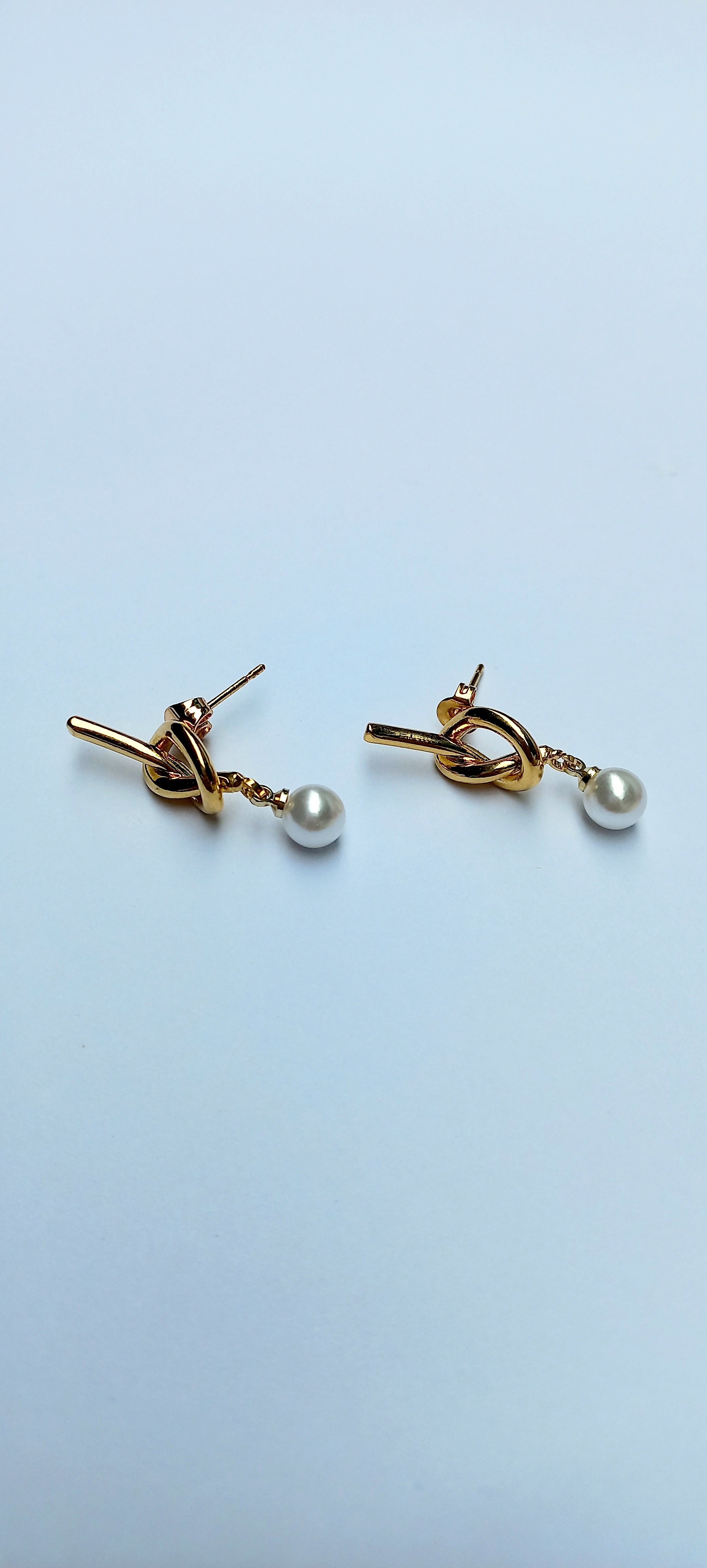 Loose Knot with a Pearl Stud Earring – Golden