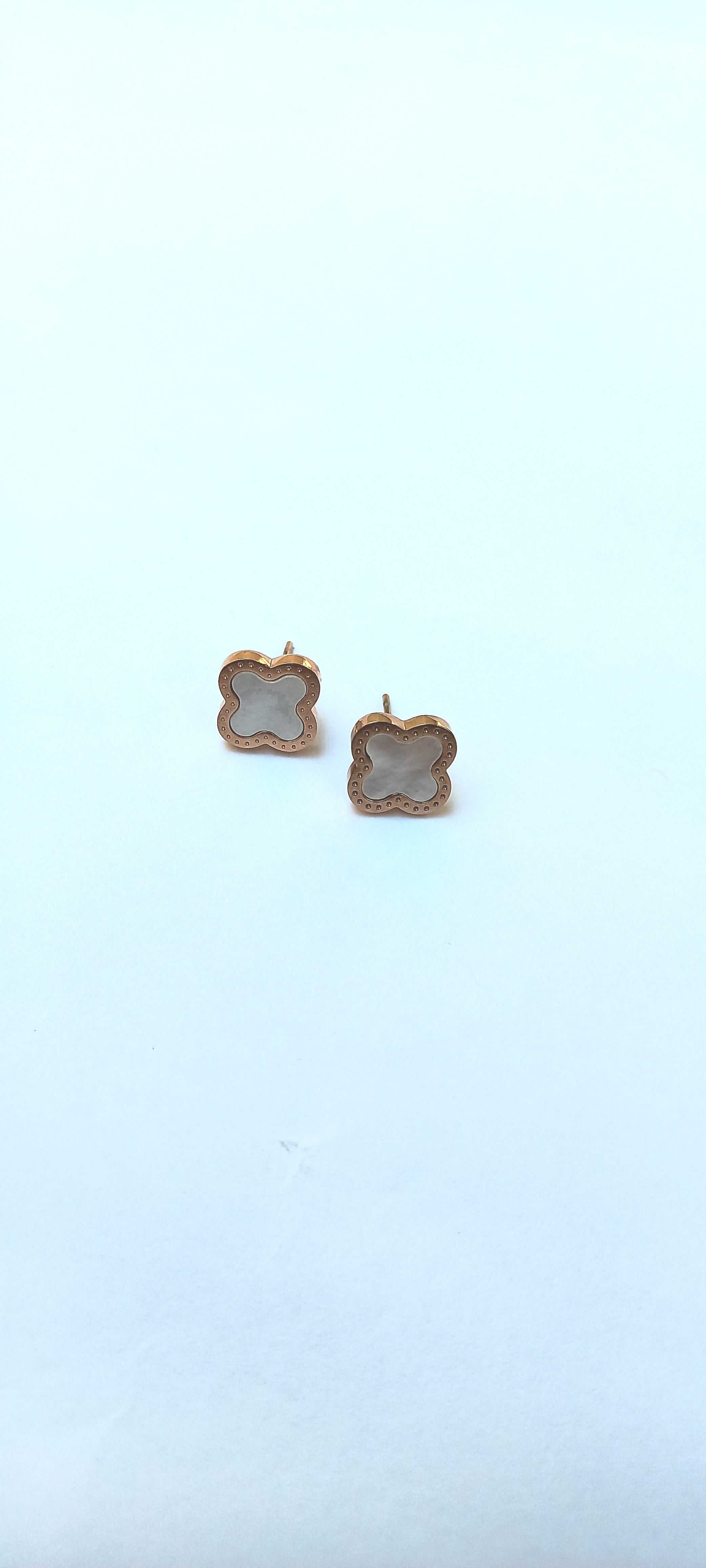 Four Leaf Clover Earring – White/Golden